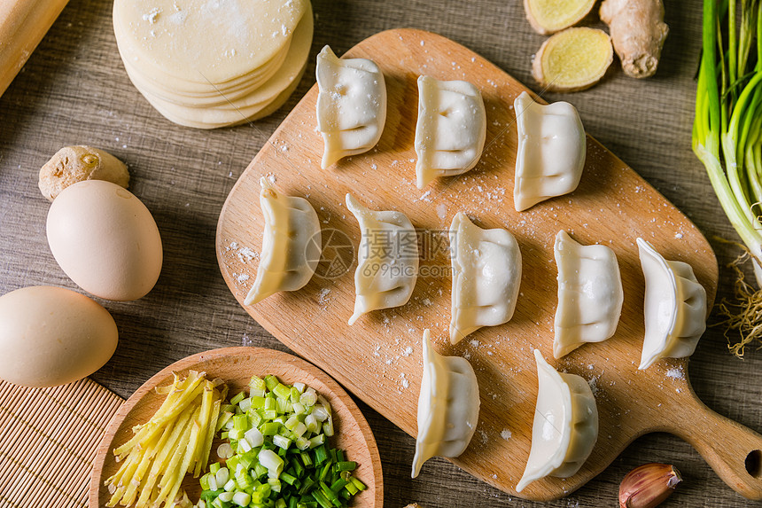 用饺子片做美味的鸡蛋面片 不用和面