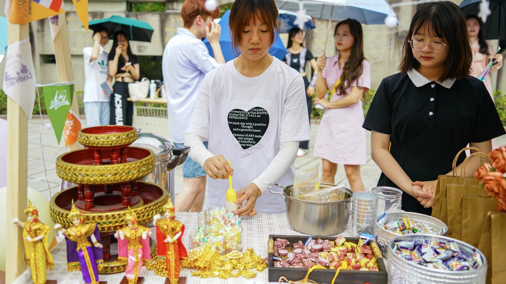 让不同文化在足球赛场上碰撞交 混团世界杯